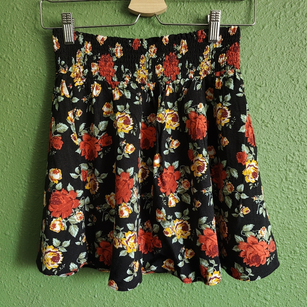 GUC DIVIDED H&M FLORAL ELASTIC SMOCK WAIST CIRCLE SKIRT IN SIZE 8